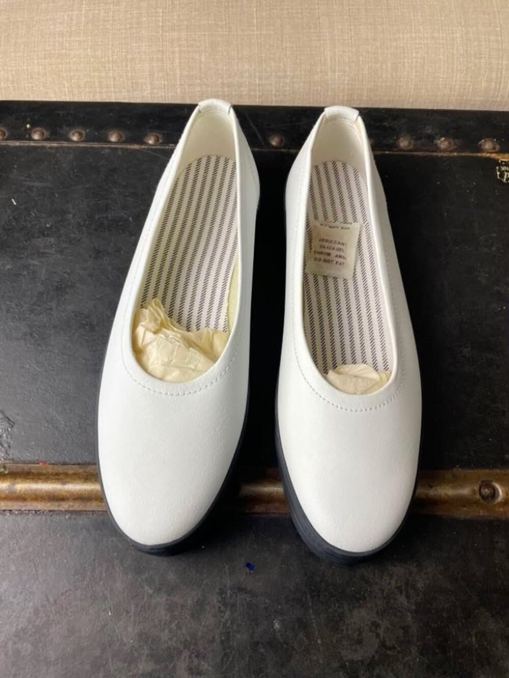 NWOB Avon Women's White Leather Slip-On Flats Sneakers size 7